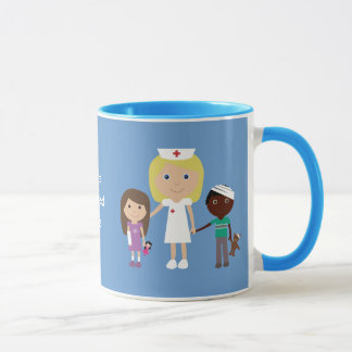 Tasse mignonne d'infirmière de bande dessinée et