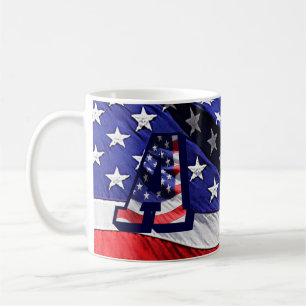 Tasse mit amerikanischer Flagge und dem Buchstaben
