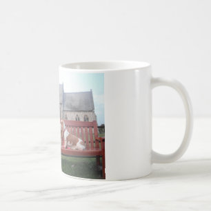 Tasse mit Basset Hound Besuch der schönen Kirche