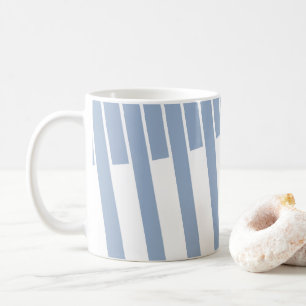 Tasse mit blauem und weißem Streifen