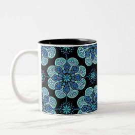 Tasse mit blauen Medaillen auf schwarz