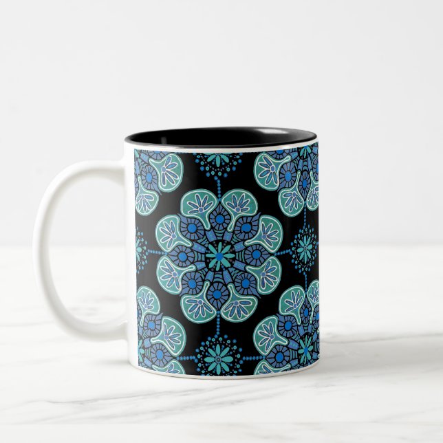 Tasse mit blauen Medaillen auf schwarz (Links)