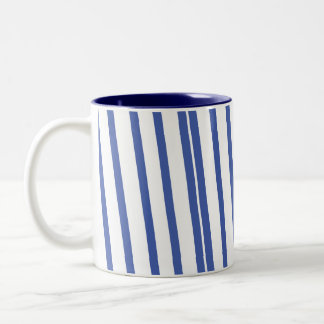 Tasse mit blauen Streifen.