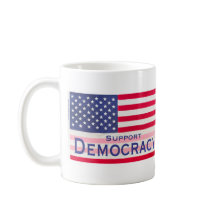 Tasse mit der Flag-Meldung "Support Democracy"