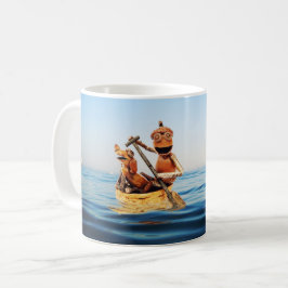 Tasse mit Eichelf im Boot auf dem Meer