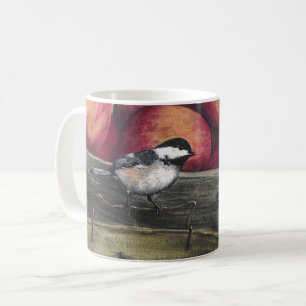 Tasse mit einem Chickadee auf einem Korb der Äpfel
