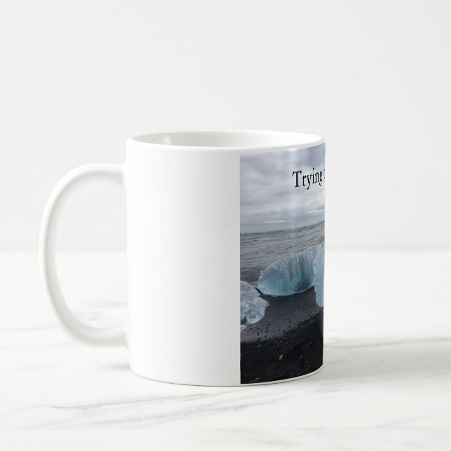 Tasse mit Eis am schwarzen Strand  (Links)