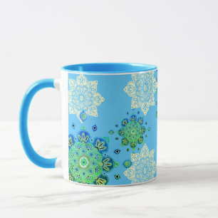 Tasse mit farbenfrohen Medallien