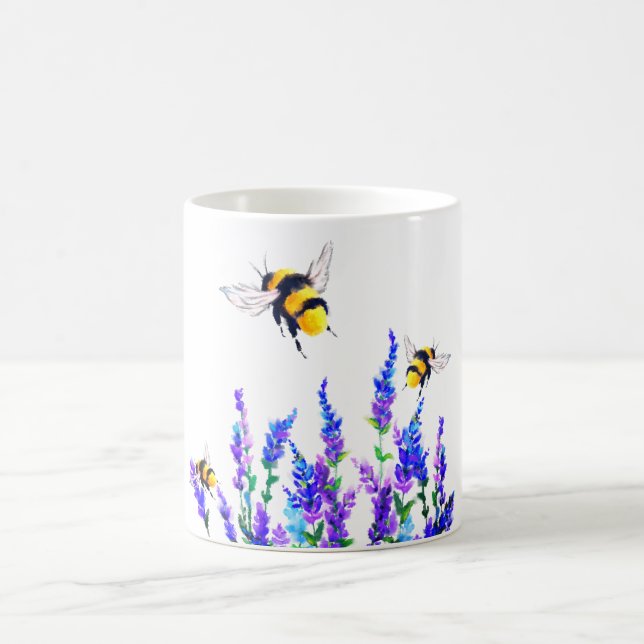 Tasse mit Frühlingsblumen und Bienen fliegen (Mittel)