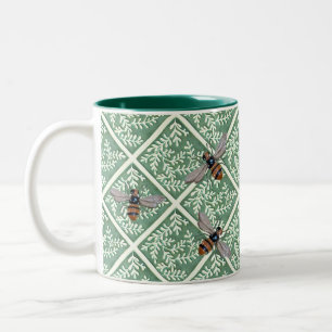 Tasse mit grünem Blattwerk und Bienen