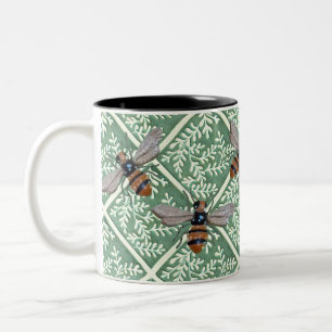 Tasse mit grünem Blattwerk und Bienen