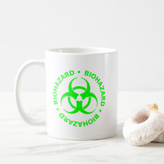 Tasse mit grüner Biogefährdung