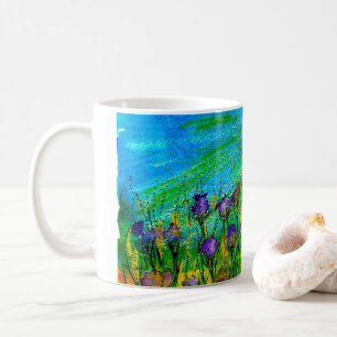 Tasse mit handbemalten surreal violetten Blumen