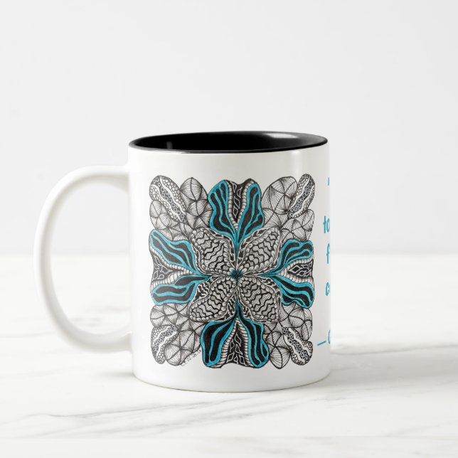 Tasse mit handgezeichnetem Doodle-Design und blaue (Links)