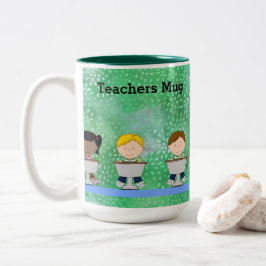 Tasse mit jungen Schülern