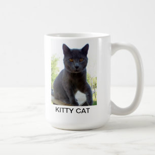 Tasse mit Katzen-Foto und Wörter KITTY CAT auf ih