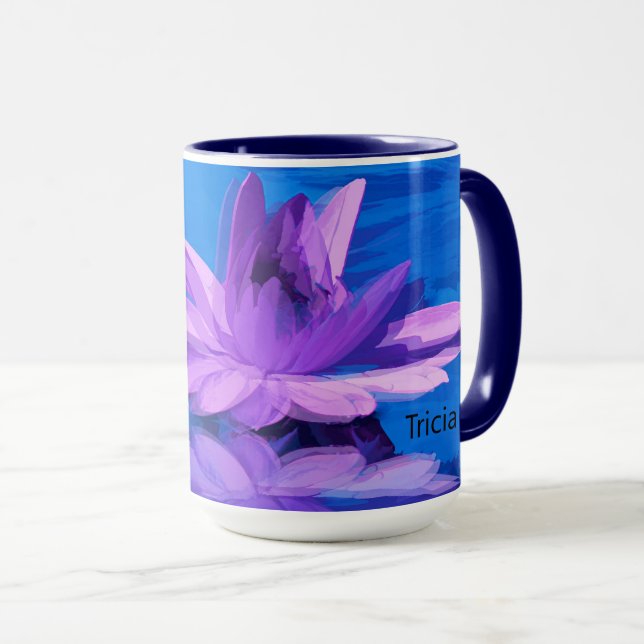 Tasse mit Lila Wasserlilie auf blau (VorderseiteRechts)