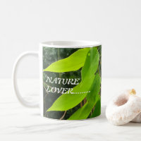 Tasse mit netter Vereinnahmung von Pflanze