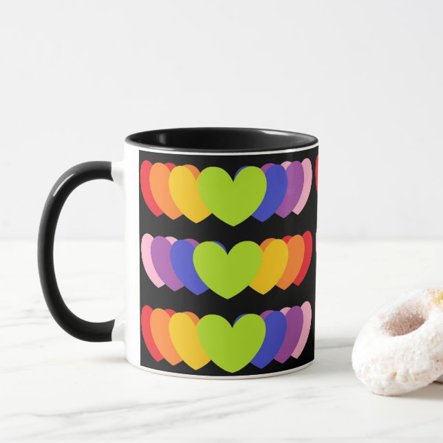Tasse mit Rainbow-Hörern auf schwarzem Hintergrund (Mit Donut)