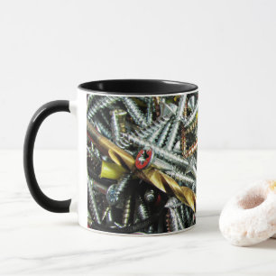 Tasse mit Schraubenentwurf