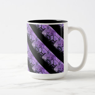 Tasse mit schwarzem und Lila gestrichenem Muster