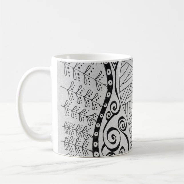 Tasse mit Schwarzweiss-Entwurf (Links)
