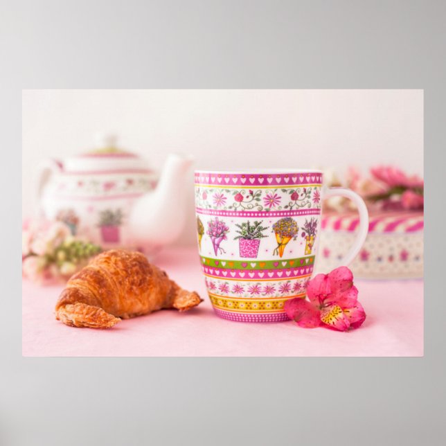 Tasse mit Tee, Croissant und Blume Poster (Vorne)