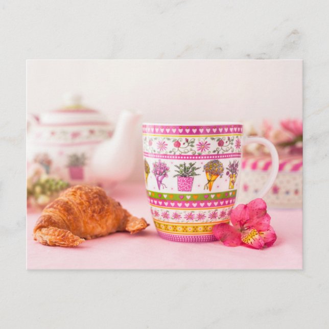 Tasse mit Tee, Croissant und Blume Postkarte (Vorderseite)