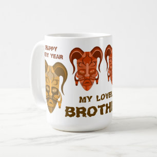 TASSE MIT TRADITIONELLER MASKENKUNST