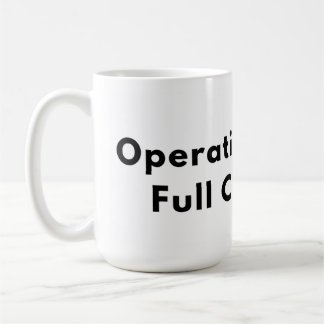 Tasse mit Typografie 'Unter voller Kapazität betri