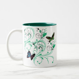 Tasse mit Wein und schönen Schmetterlingen Grün