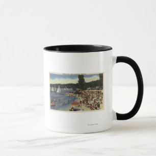 Tasse Nageurs sur baigner la plage de crique