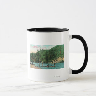 Tasse Natation à proximité du quai sur la rivière russe