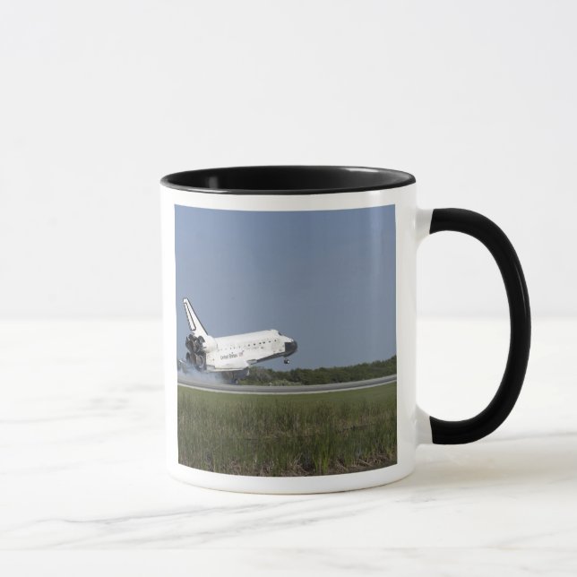 Tasse Navette spatiale Découverte atterrit sur la piste  (Droite)