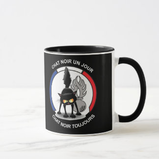 Tasse noire, à l'image des chats noirs