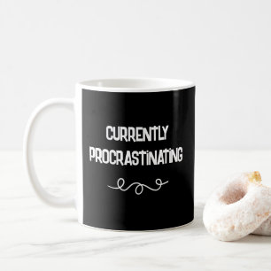 Tasse noire de procrastination actuelle