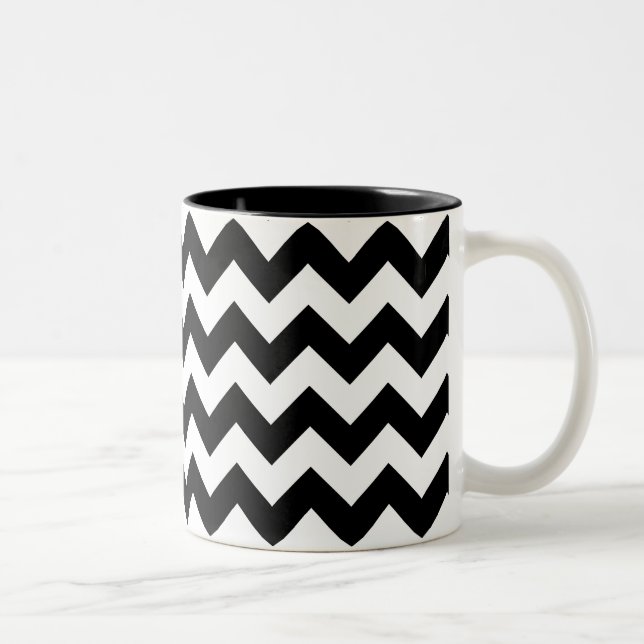 Tasse noire et blanche d'impression de Chevron (Droit)