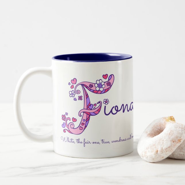Tasse nommée de monogramme de la fleur F de coeur (Avec donut)