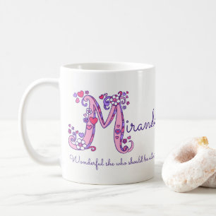 Tasse nommée de monogramme de la fleur M de coeur