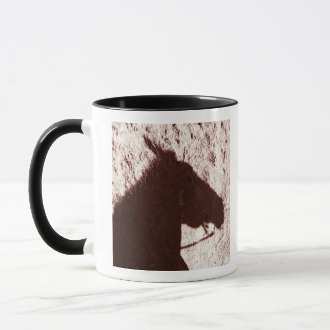 Tasse ombre de la tête de cheval d'équitation sur le (Gauche)