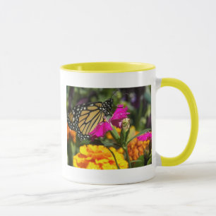 Tasse Papillon de monarque sur la souci-tasse rose