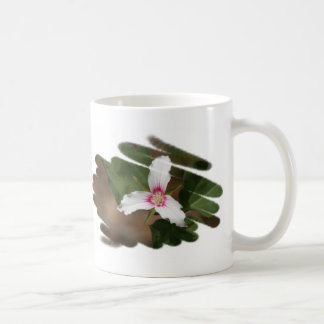 Tasse peinte de fleur sauvage de Trillium
