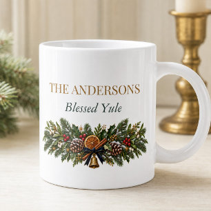 Tasse personnalisée de Yule sous la lumière de la