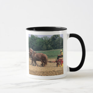 Tasse Personnes simples de pays amish dans l'agriculture