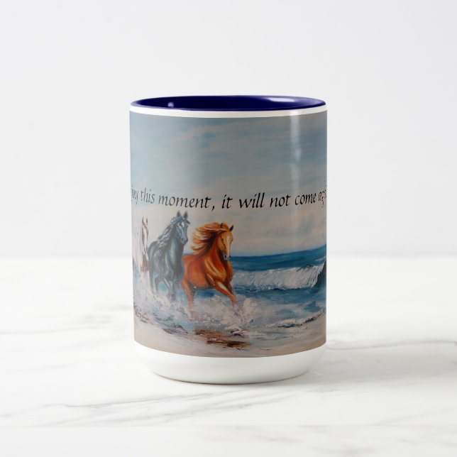 Tasse, Pferde in der Brandung Zweifarbige Tasse (Mittel)