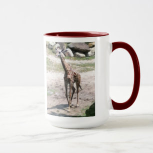 Tasse Photo d'une petite girafe marchant dans la nature,