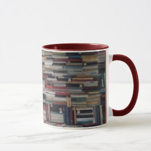Tasse Piles de domination de livres coincés ensemble