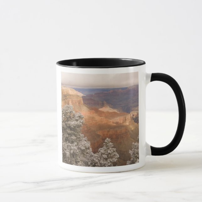 Tasse Pittoresque paysage hivernal enneigé le long du su (Droite)