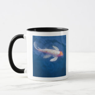 Tasse Poissons japonais de koi dans l'étang, vue courbe
