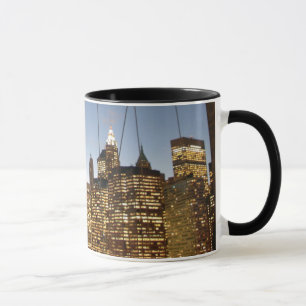 Tasse Pont de Brooklyn au crépuscule avec la skyline de